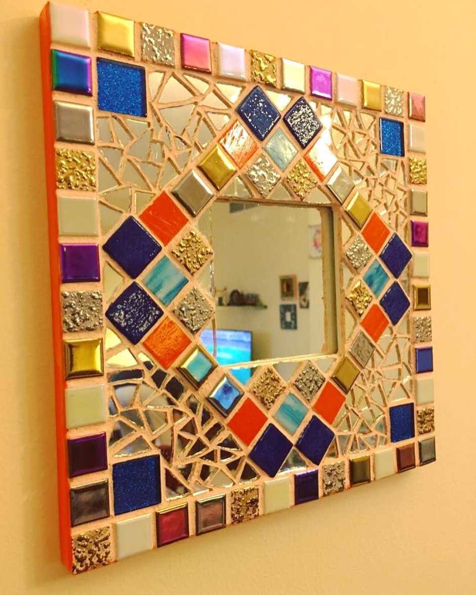 Стена из зеркальных квадратов