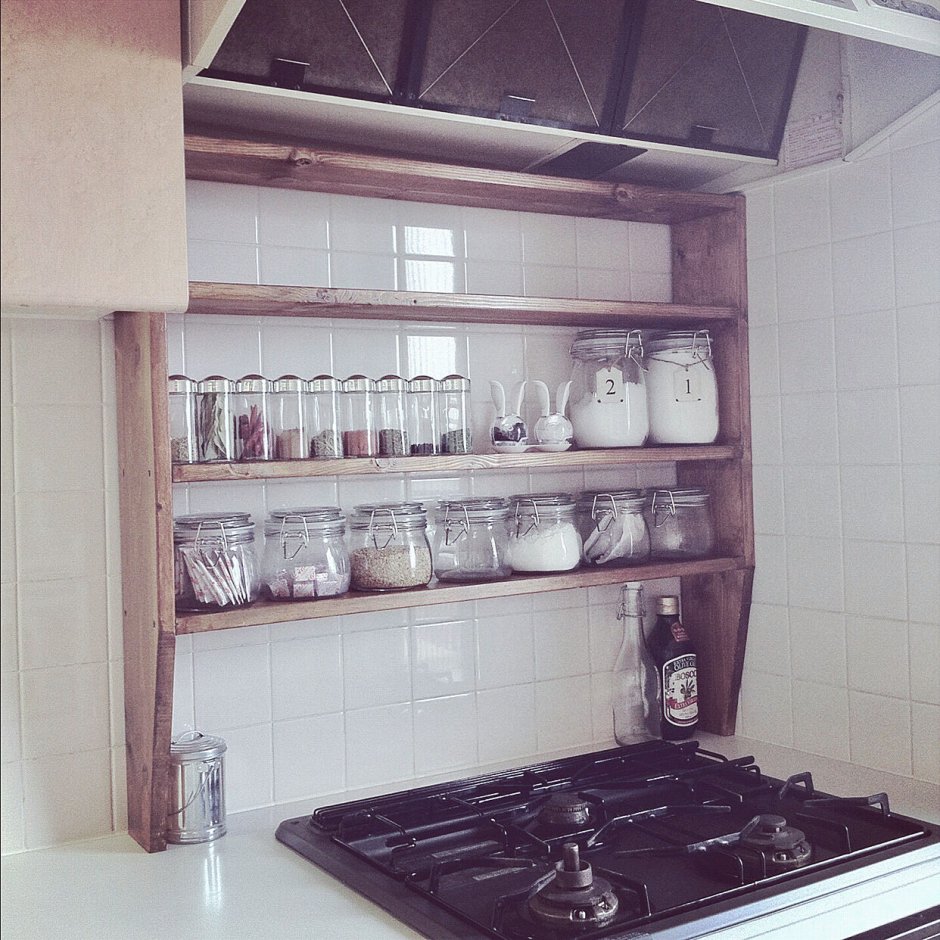 Полки над кухонной плитой