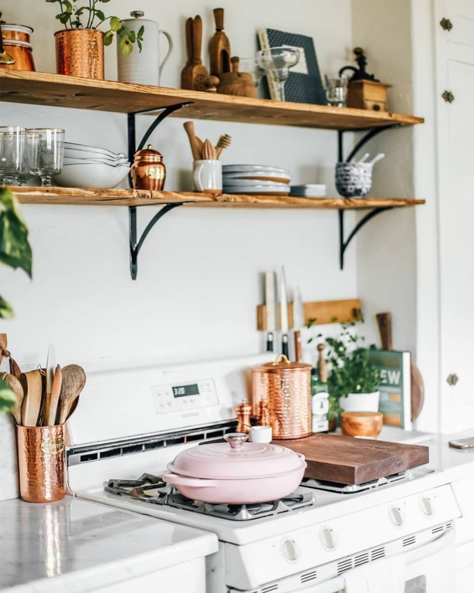 Полка на кухне над столешницей