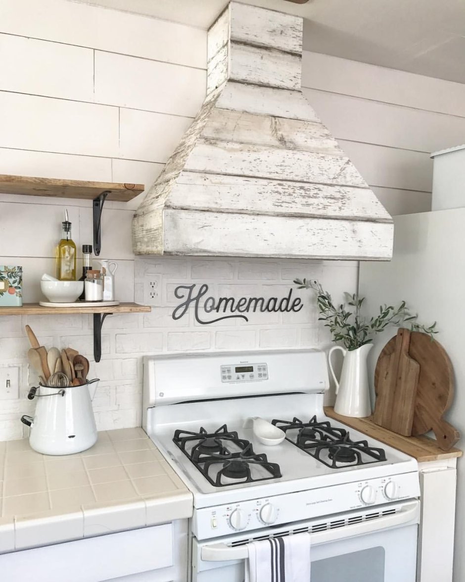 Интерьер кухни над плитой нет шкафов