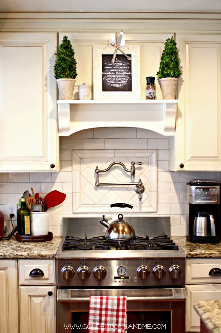 Стеллаж на кухню для кулинарных книг