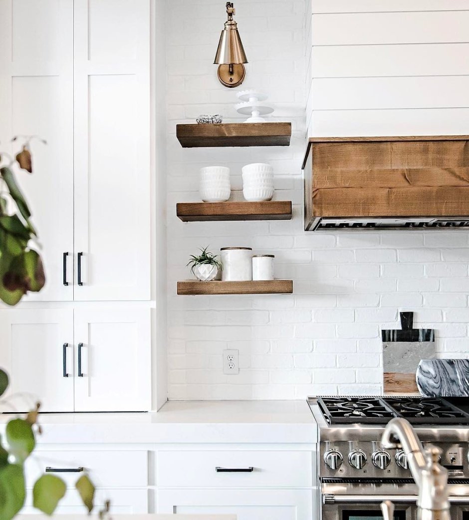 Вытяжка и открытые полки