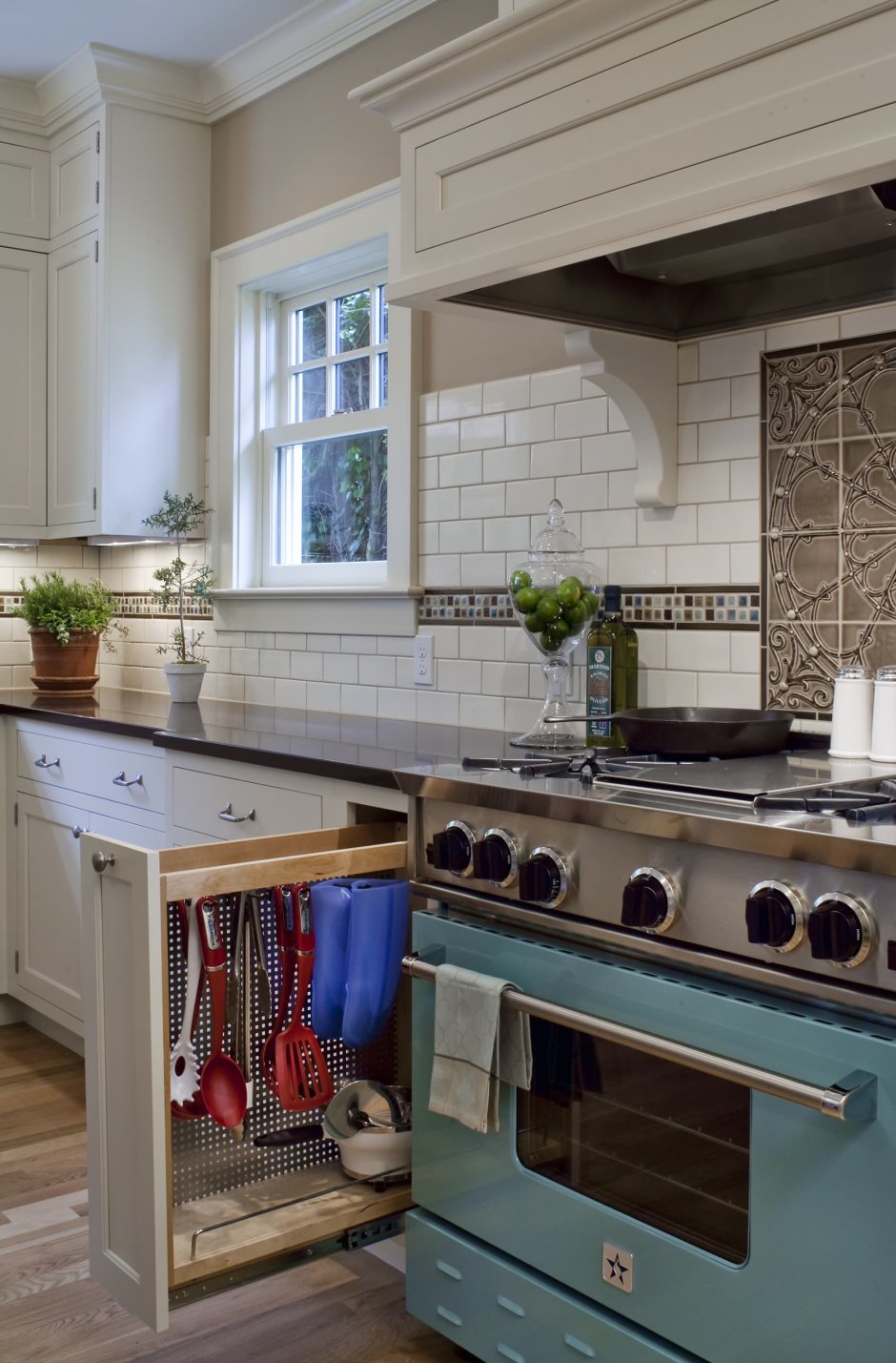 Вытяжка в интерьере кухни