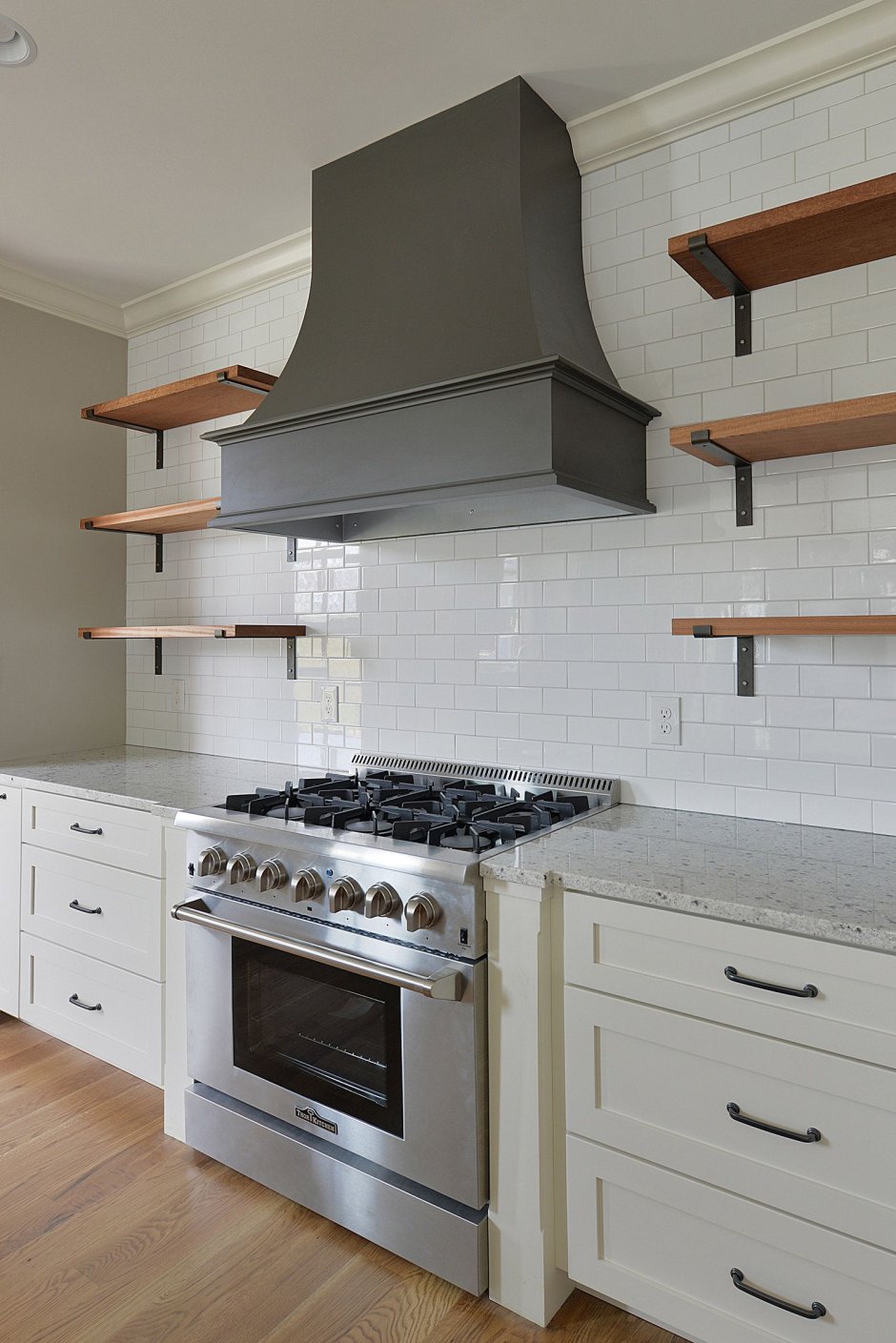 Полки над газовой плитой