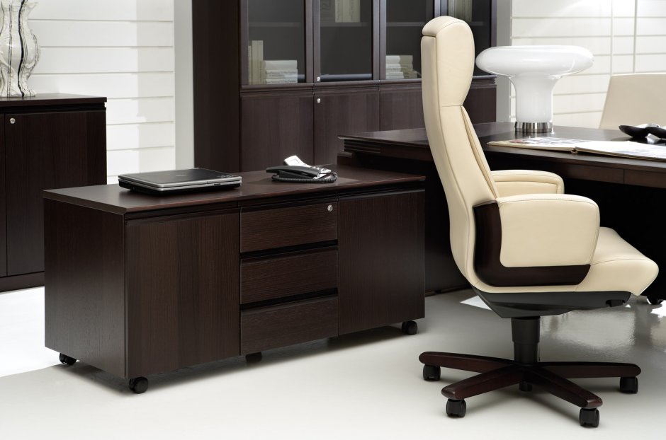 Стол письменный Quaranta с с кожаным бюваром,орех