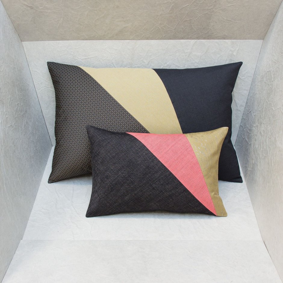 Диван двухцветный с подушками