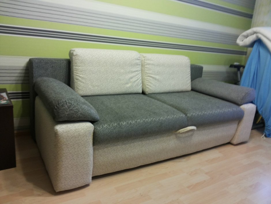 Диван серый с красным