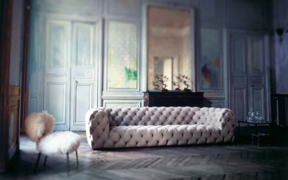 Подлокотник дивана в интерьере