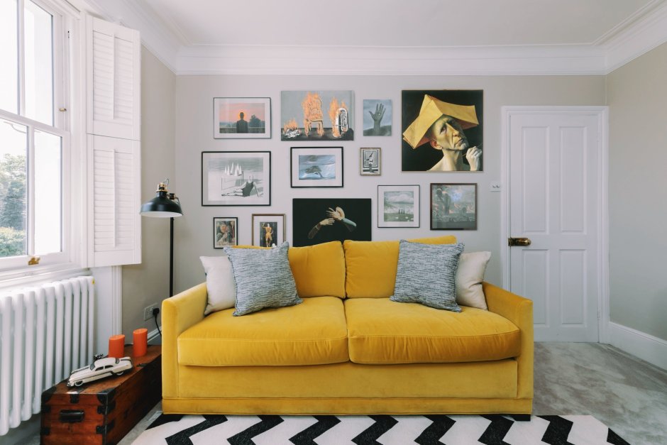 Диван теплого оттенка