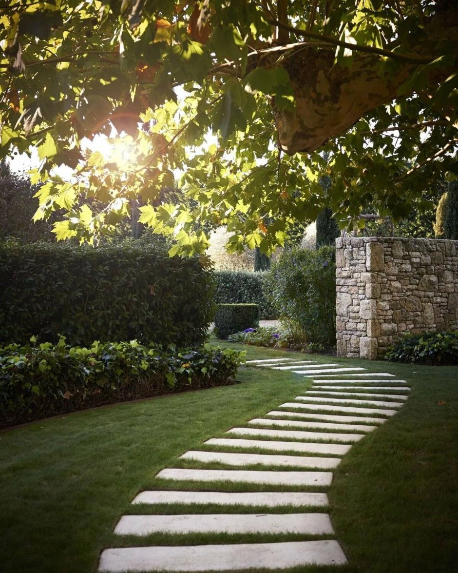 Светильники вдоль дорожек