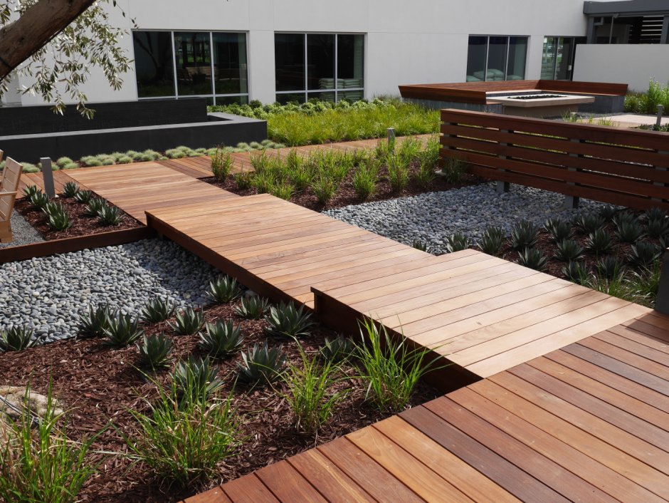 Мощение дорожки декингом