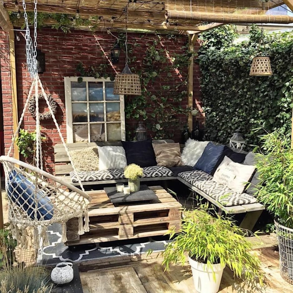 Уютный уголок в саду