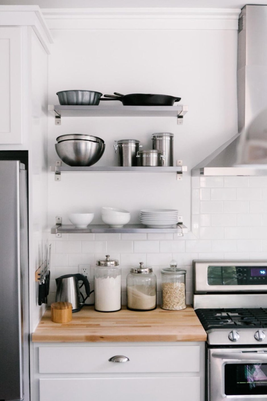 Кухня с антресолями до потолка