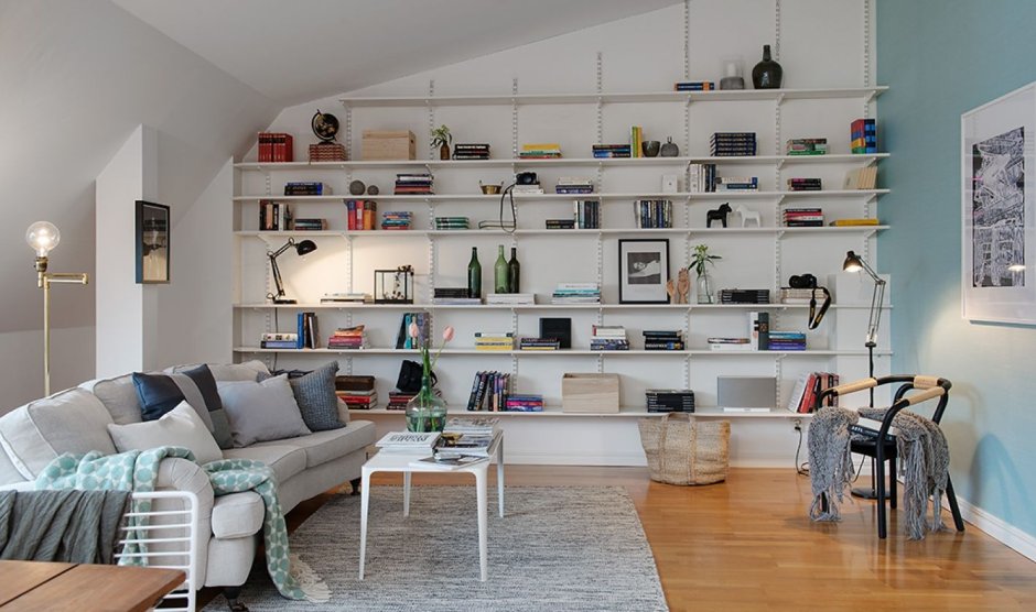 Навесные полки в интерьере скандинавской гостиной