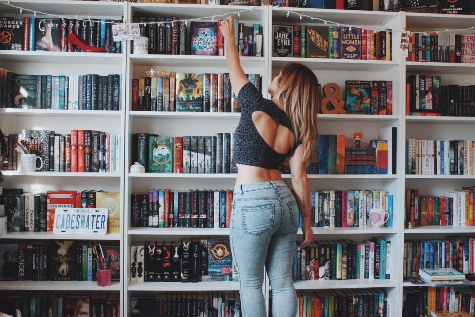 Девушка у книжной полки