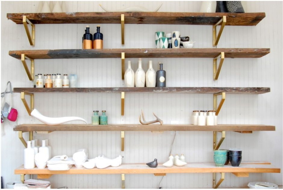 Деревянные стеллажи в мастерской