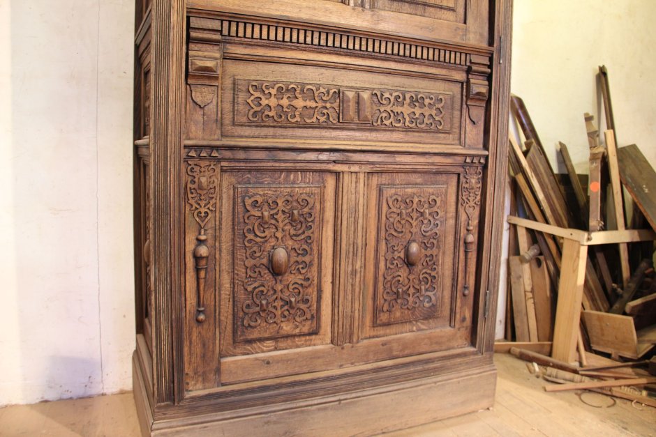 Резной шкаф