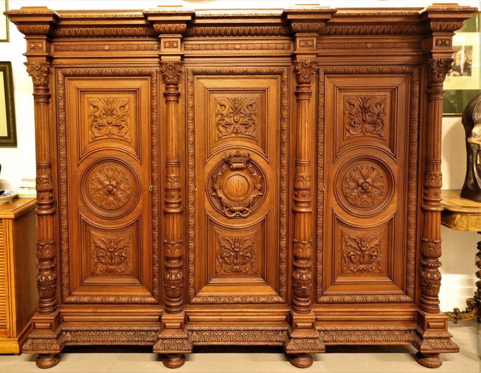 Резной шкаф из дерева