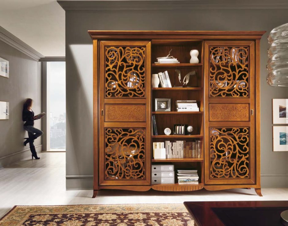 Шкаф с резными фасадами