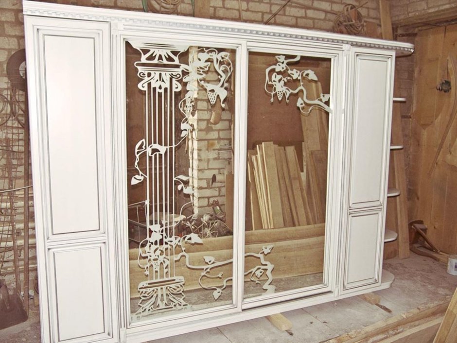 Шкаф купе с деревянными дверями