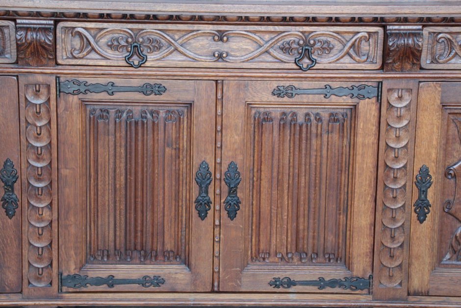 Старинный резной дубовый шкаф