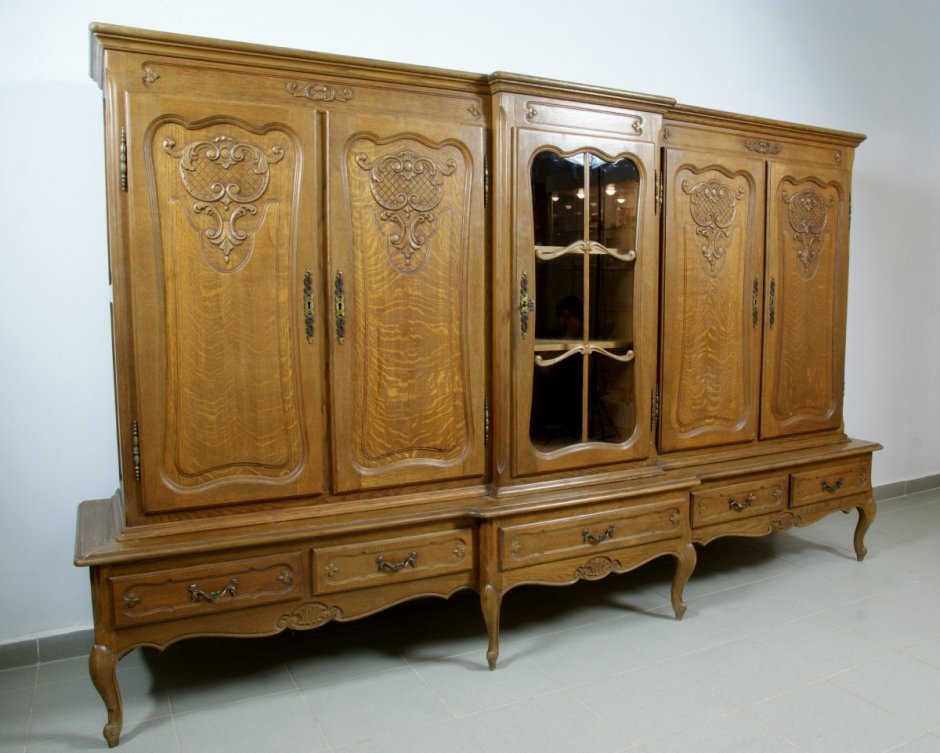 Резной шкаф