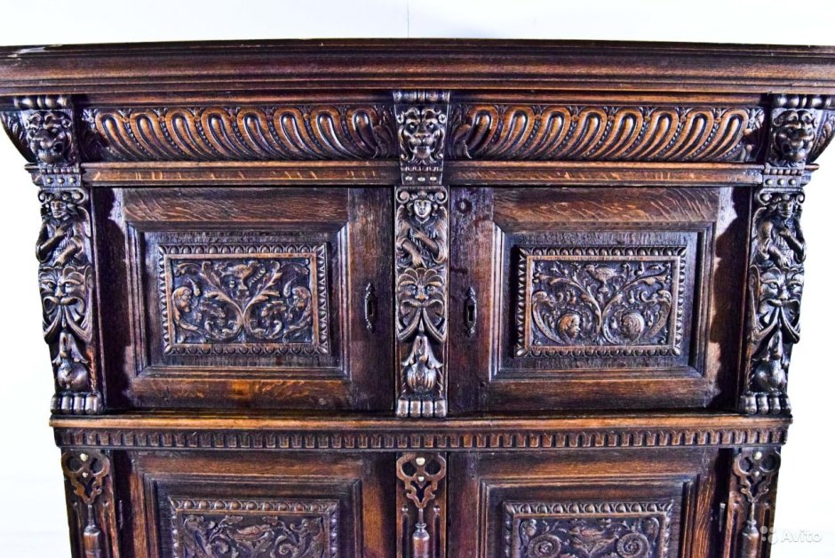 Резной шкаф Ренессанс