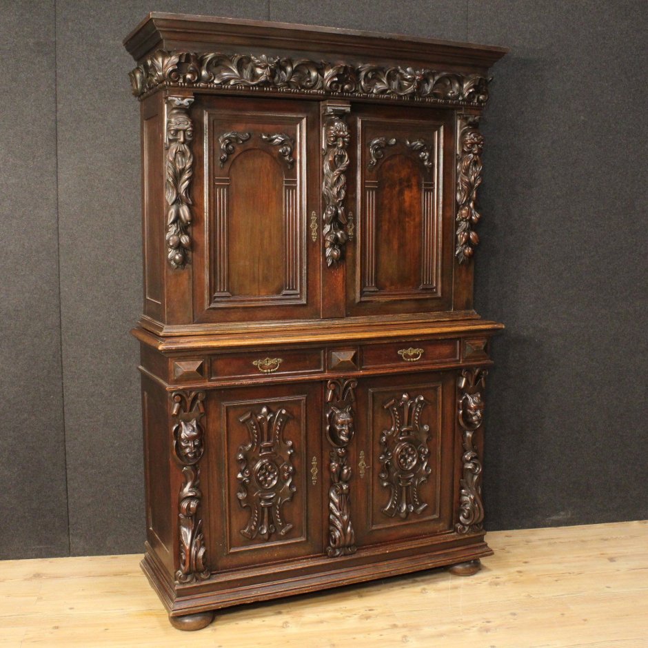 Старинный резной буфет