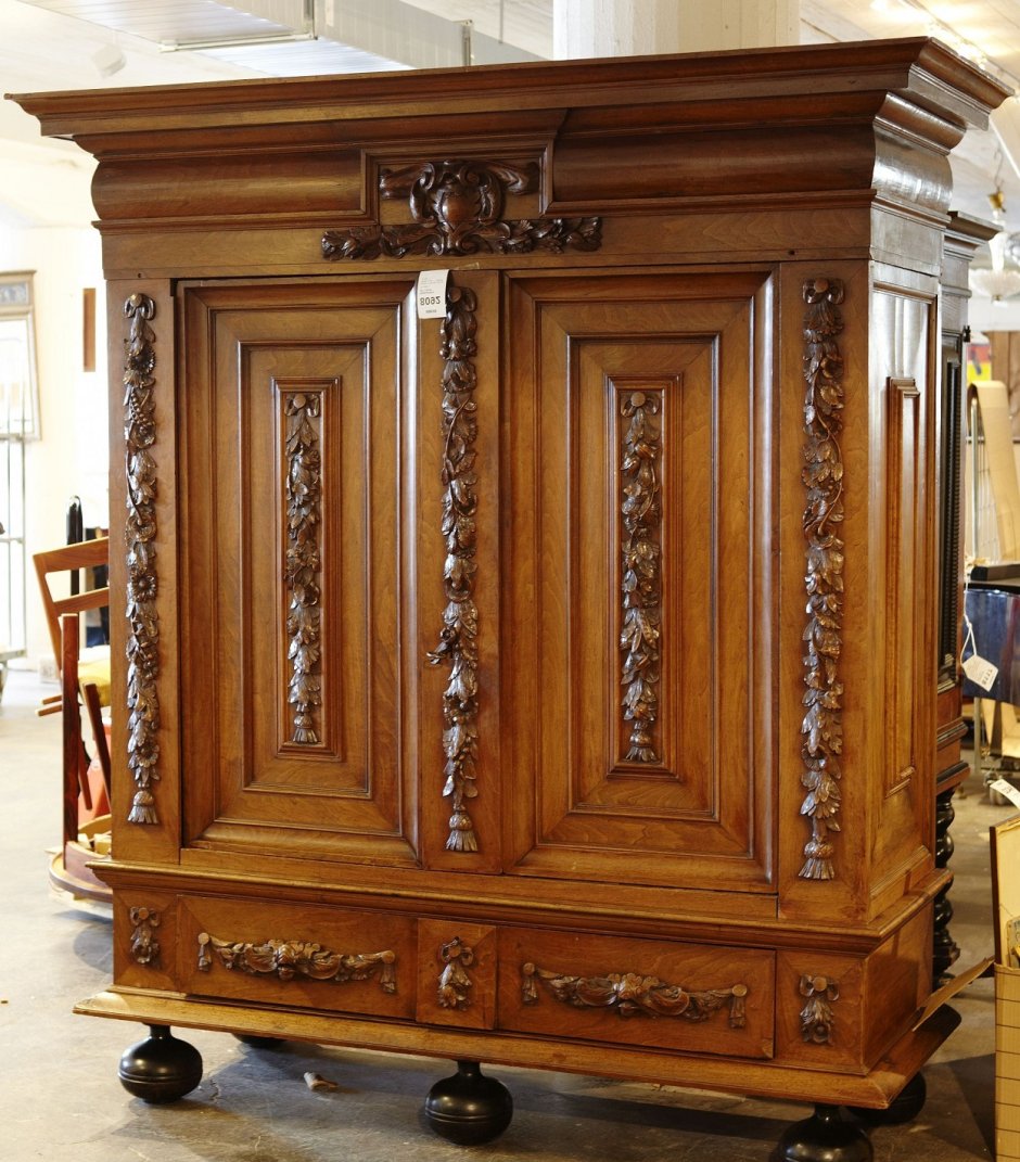 Старинный деревянный шкаф