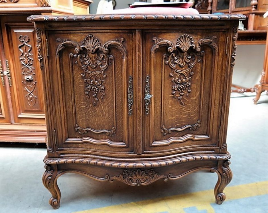 Антикварный резной комод