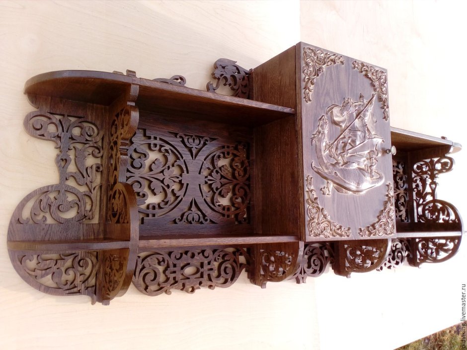 Резная полка из дерева