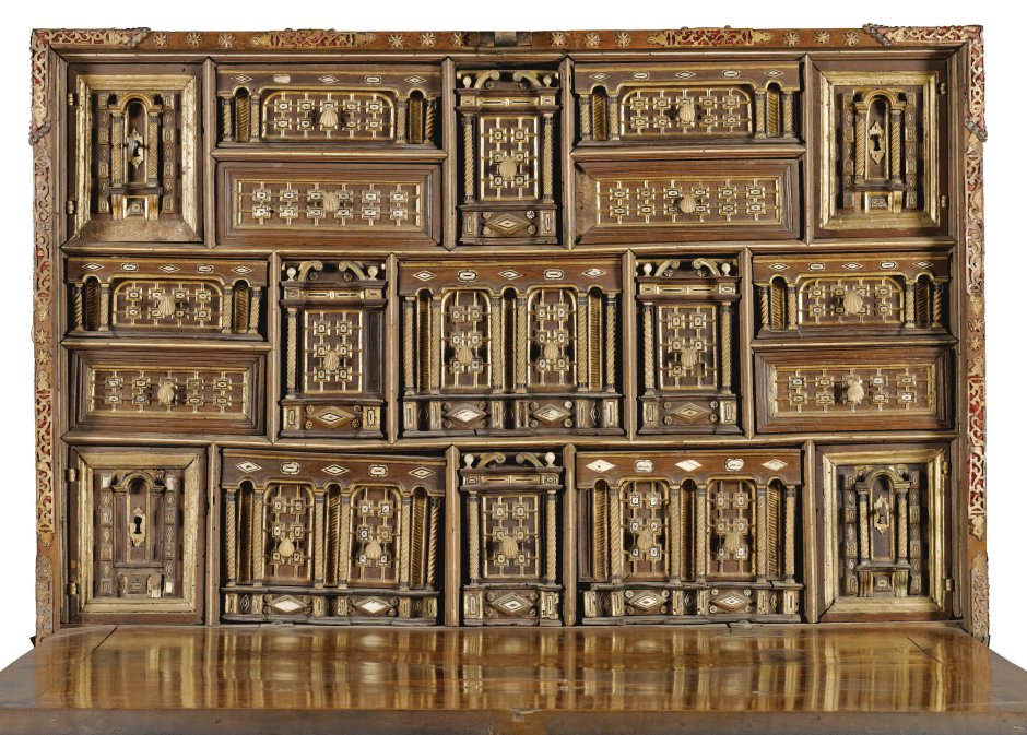 Текстура резного шкафа