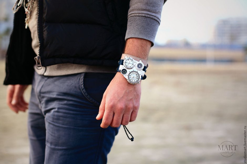 Мужские часы на руке