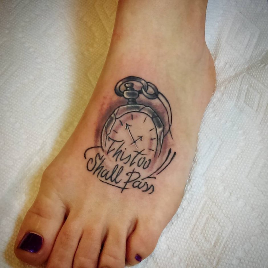 Тату часы на стопе