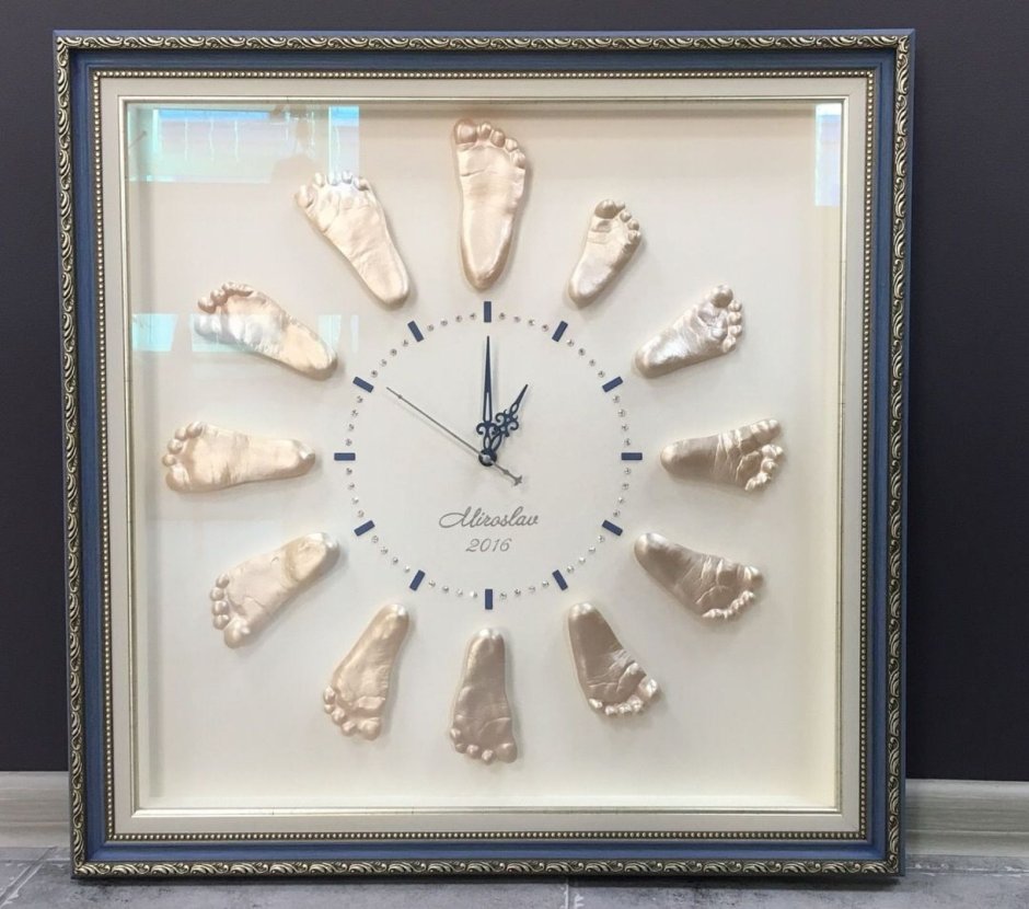 Часы из слепков ножек