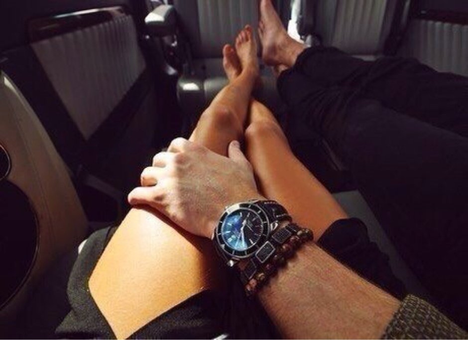 Женская рука в мужской руке