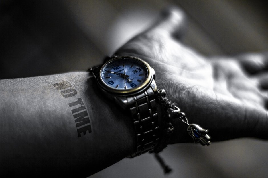 Часы в руках в черно белом