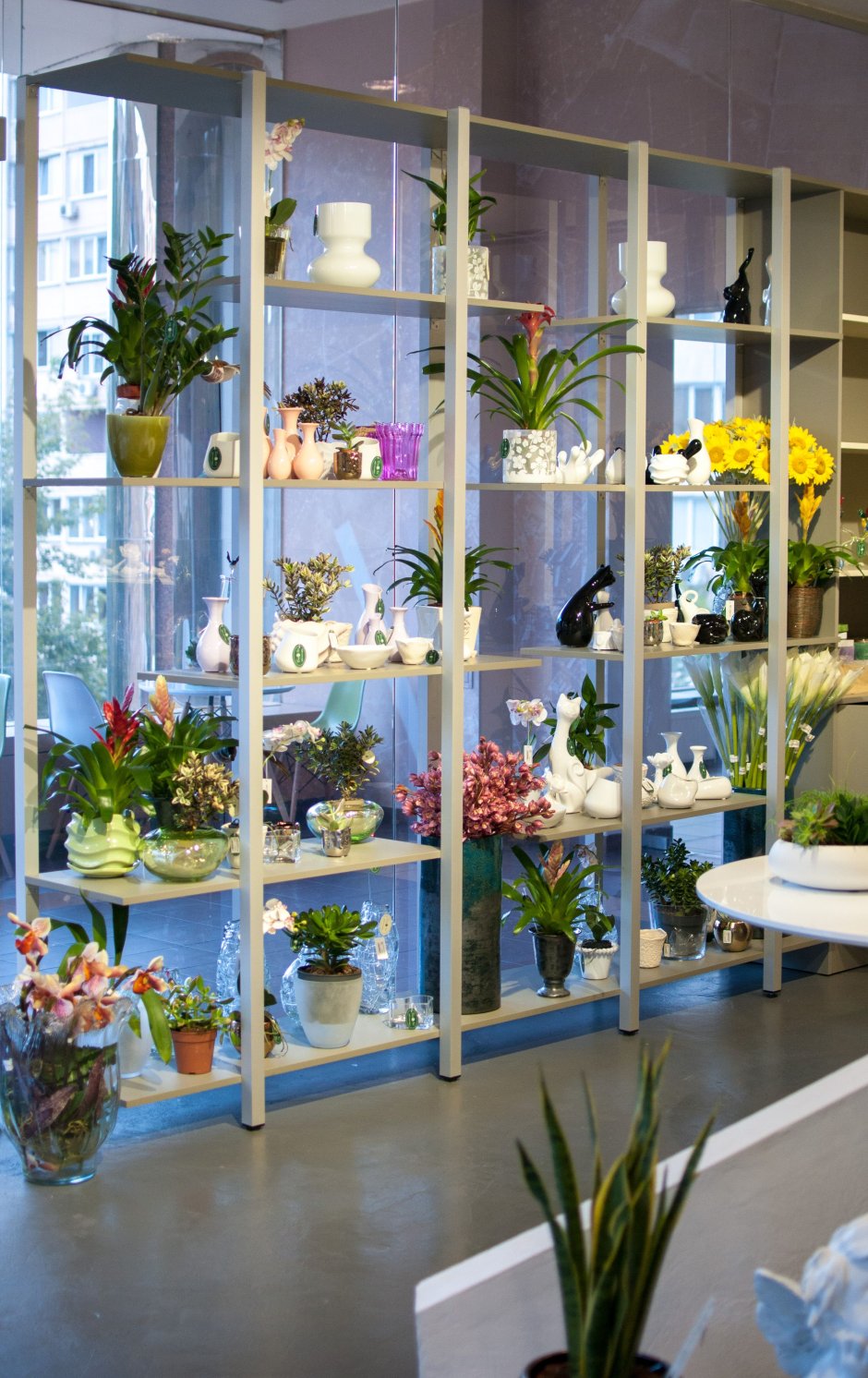 Холодильник в цветочном магазине