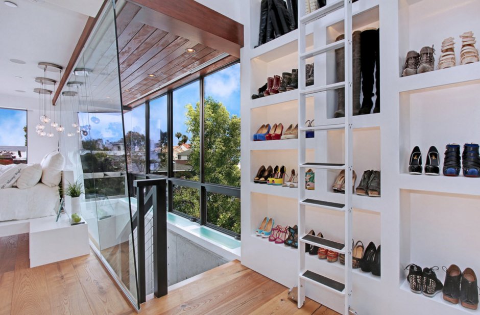 Кладовка с высокими потолками