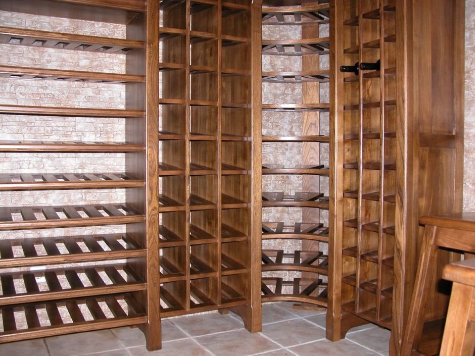 Деревянные стеллажи в сарае