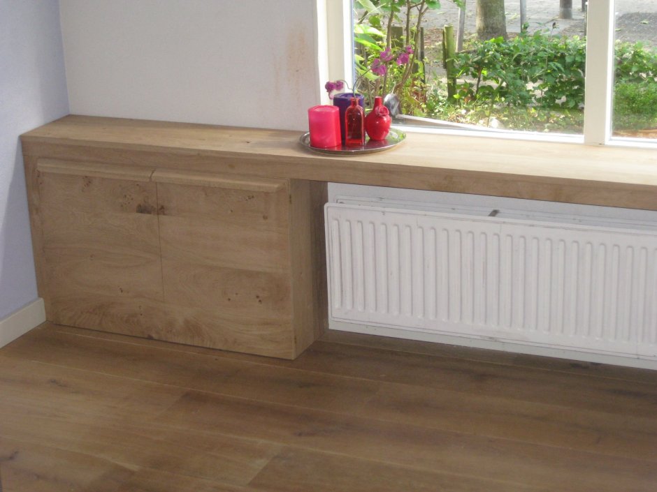 Деревянный подоконник с экраном для радиатора