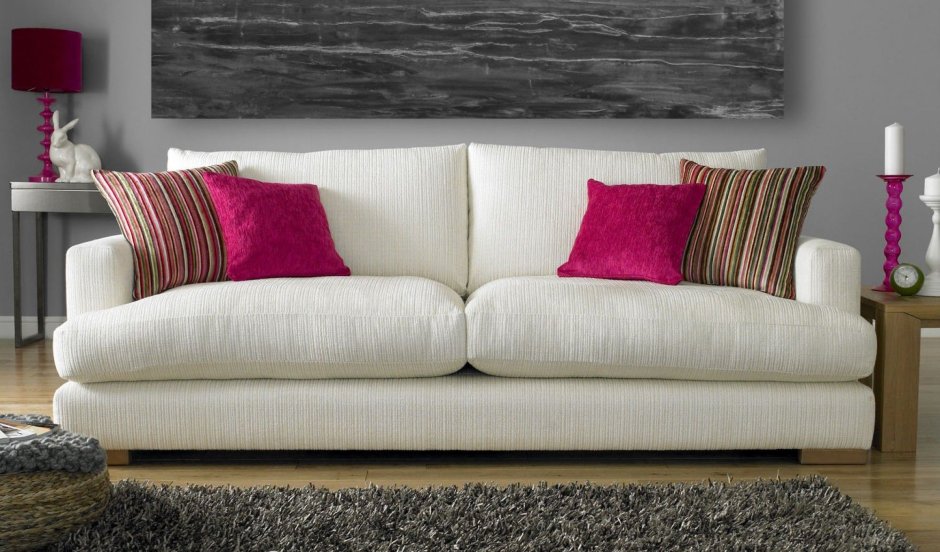 Диван с мягкими подушками