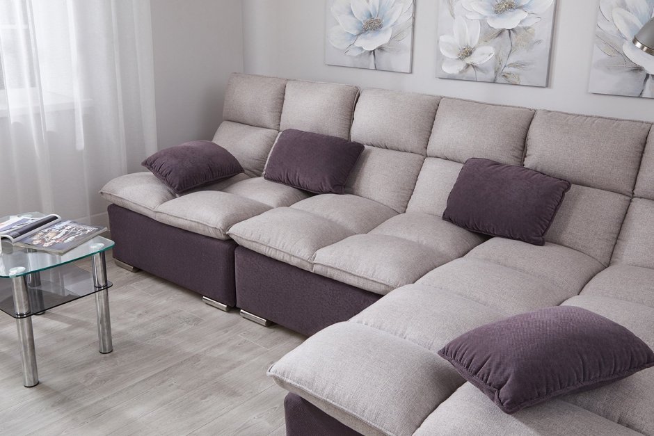 Белый диван с подушками