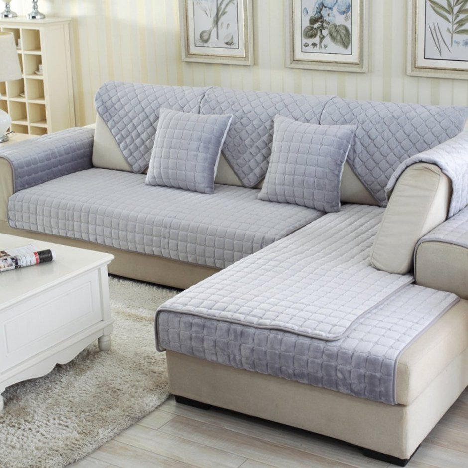 Угловой диван с подушками