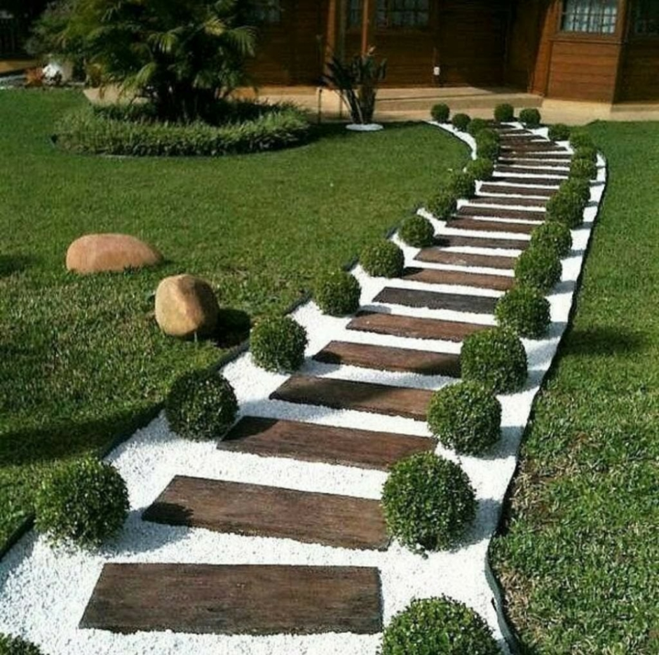 Каменистая дорожка в саду