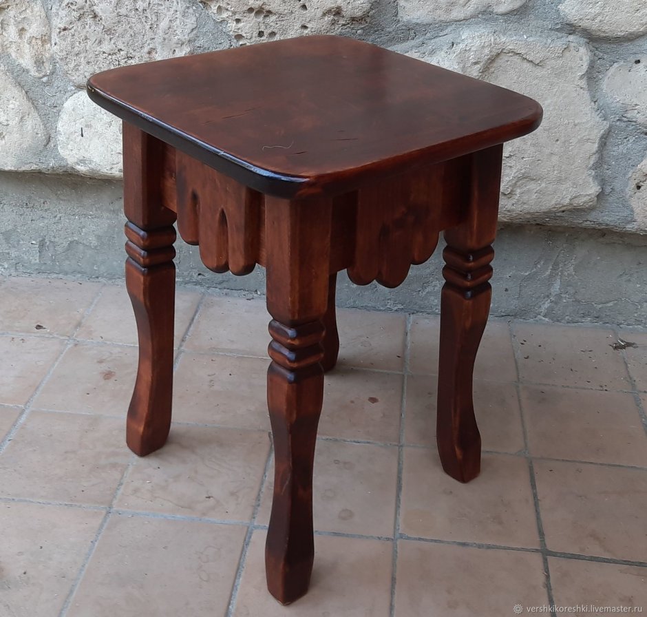 Табуретки с резными ножками