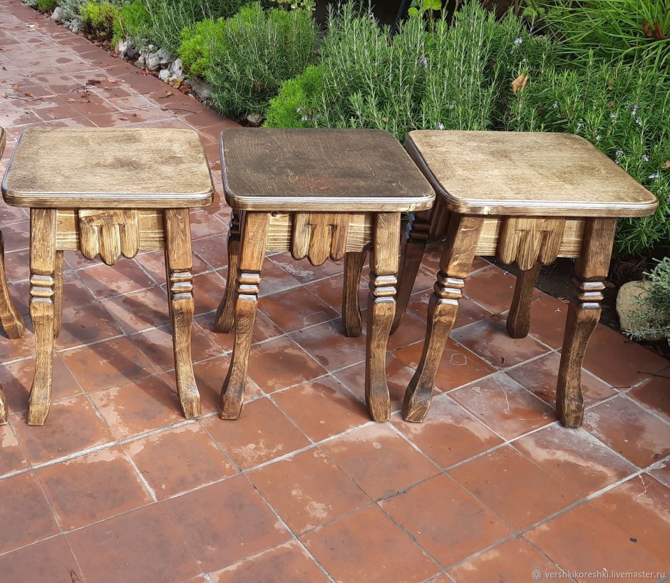 Пуф на ножках кабриоль