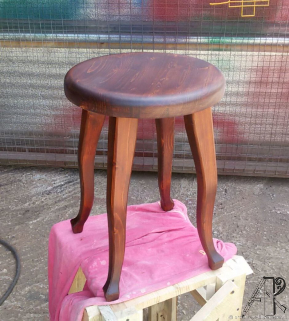 Табурет с резными ногами
