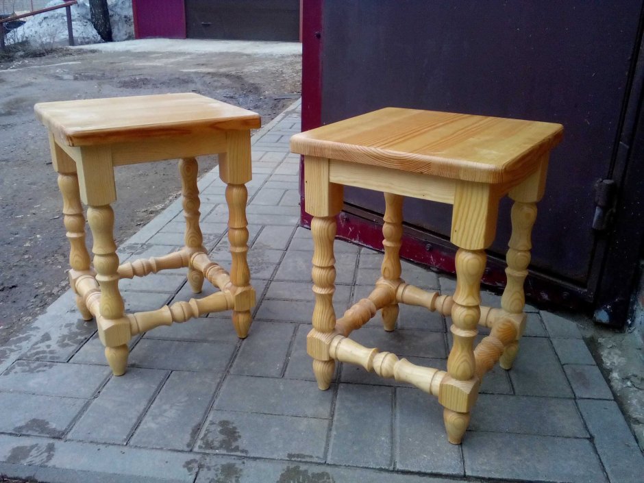 Стул с резными ножками