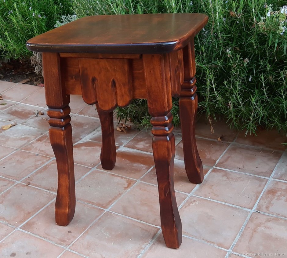 Табурет с точеными ножками